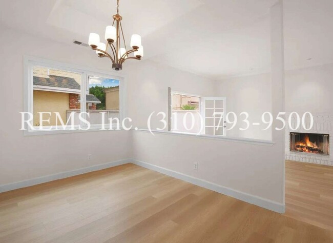 Building Photo - Beautiful Front Townhome w/ Garage and Lau...