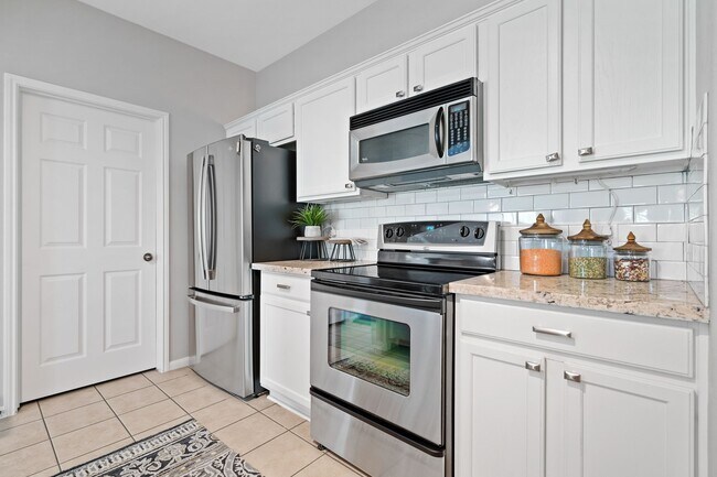 Building Photo - 6607 Lake Woodlands Dr