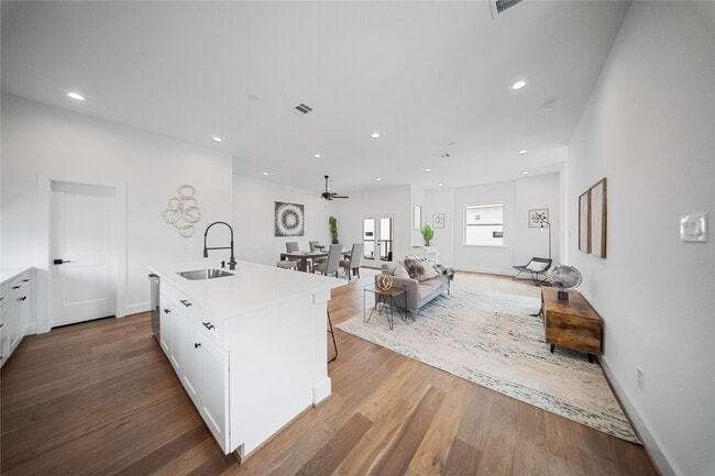 Building Photo - 1122 Hogan St