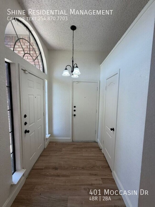 Building Photo - 401 Moccasin Dr