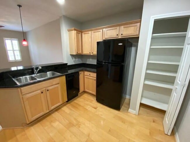 Building Photo - 3 Bedroom 2 Bathroom top floor condo at the Terraces of East Village.