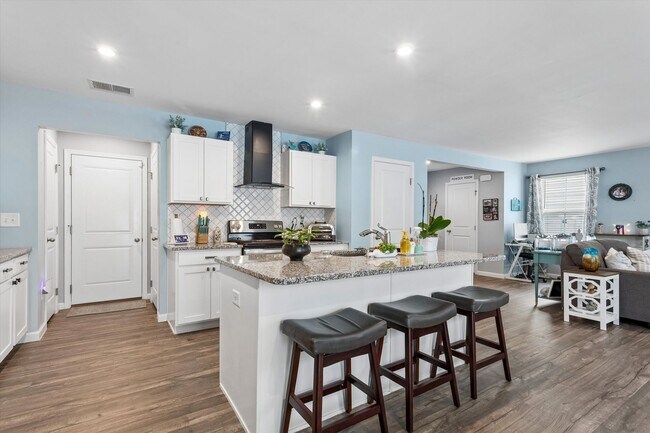 Building Photo - 4 Bedroom / 2.5 Bathroom - Marquis Hills