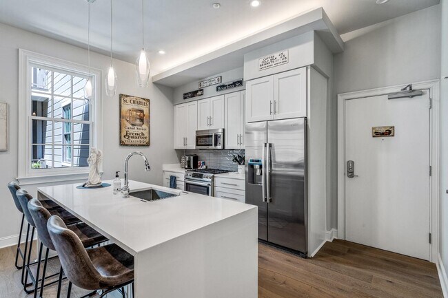 Building Photo - 731 St Charles Ave
