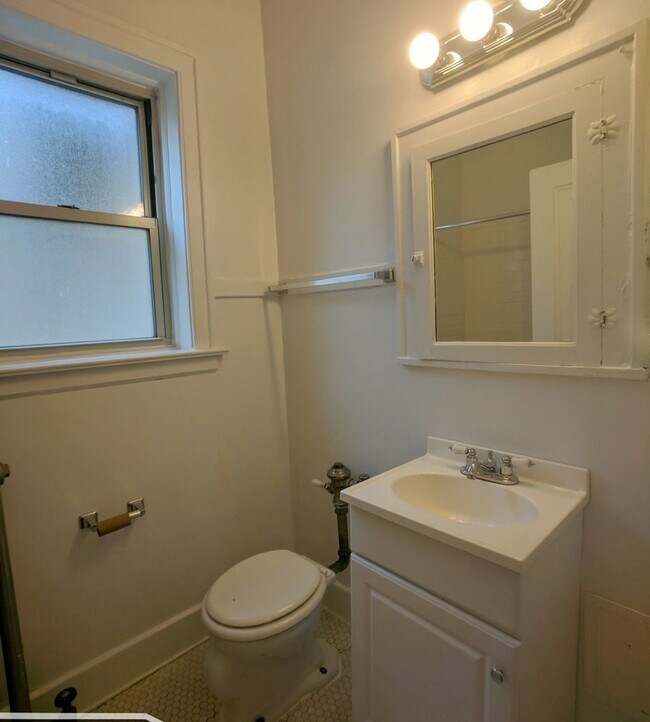 Building Photo - 2536 N Sawyer Ave