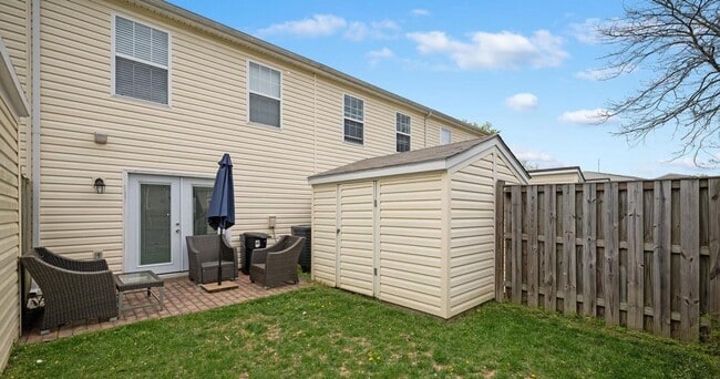 Building Photo - Exceptionally maintained townhouse in Fred...