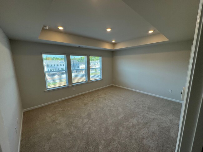 Building Photo - Beautiful 3 Bedroom 3.5 Bath Townhome in L...