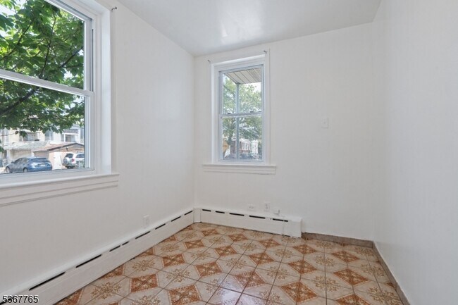 Building Photo - 655 4th Ave