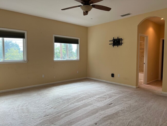 Building Photo - Three Bedroom Home in Orangevale - View Le...