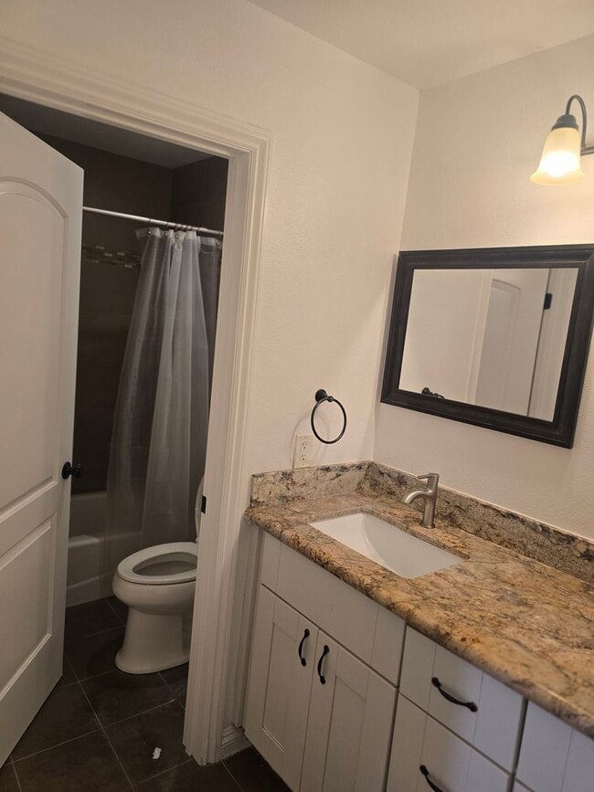 Building Photo - Beautifully Maintained 6-Bedroom Home in t...