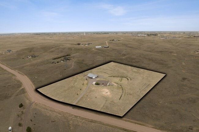 Building Photo - Executive 3-Bed Ranch Main Level - Private...