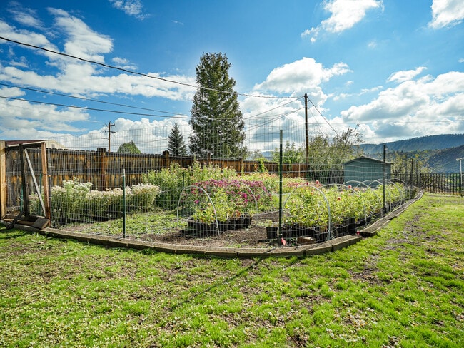 Building Photo - 1936 Crestview Dr