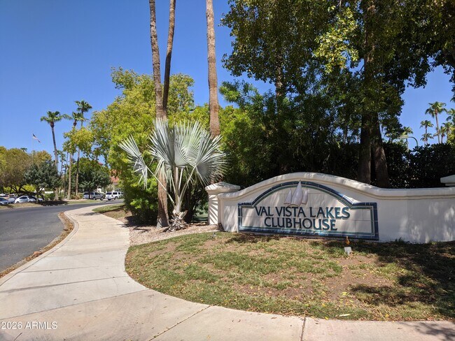 Building Photo - 1321 N Jamaica Way