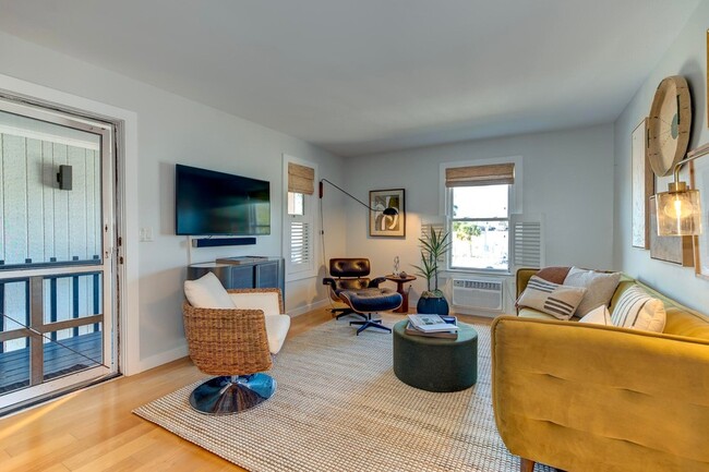 Building Photo - 2057 Middle St