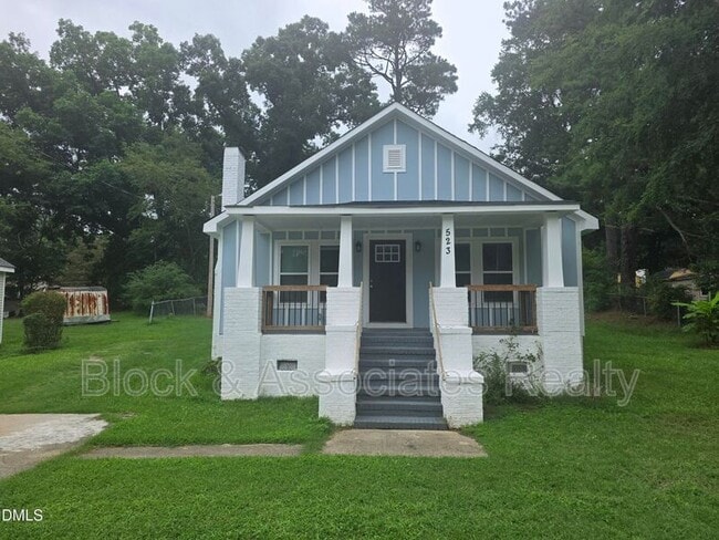 Building Photo - 523 E Nelson Ave