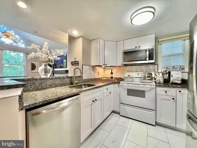 Building Photo - 913 Hillside Lake Ter