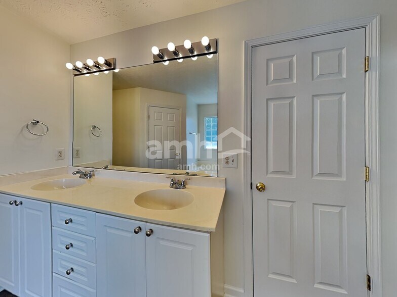 Building Photo - 614 Worthington Pl