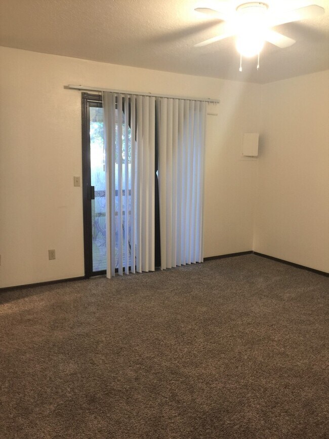Building Photo - 904-904 Aspen Ct