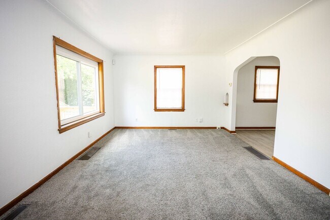 Building Photo - Beautiful three bedroom home with fenced i...