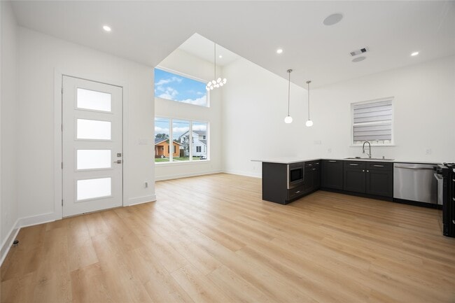 Building Photo - 422 E 41st St