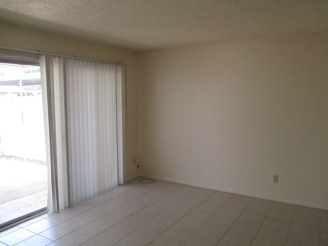 Building Photo - Tempe 3 Bed/1.5 Bath Townhouse w/Community...