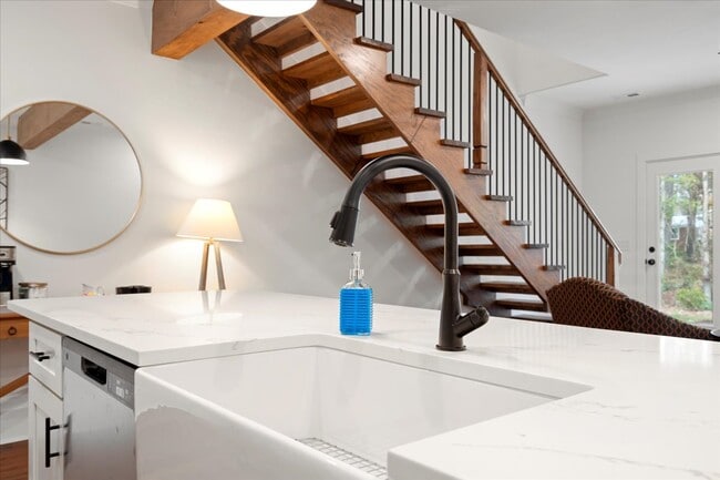 Building Photo - 1300 Twelve Oaks Ln