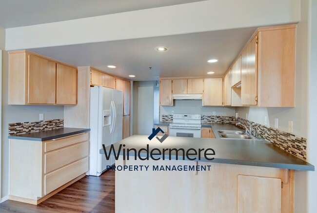 Building Photo - 2 Bed + Den/Office  2 Bath Condo W/S/G Inc...