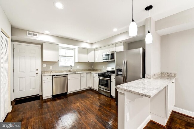 Building Photo - 707 Congress St SE