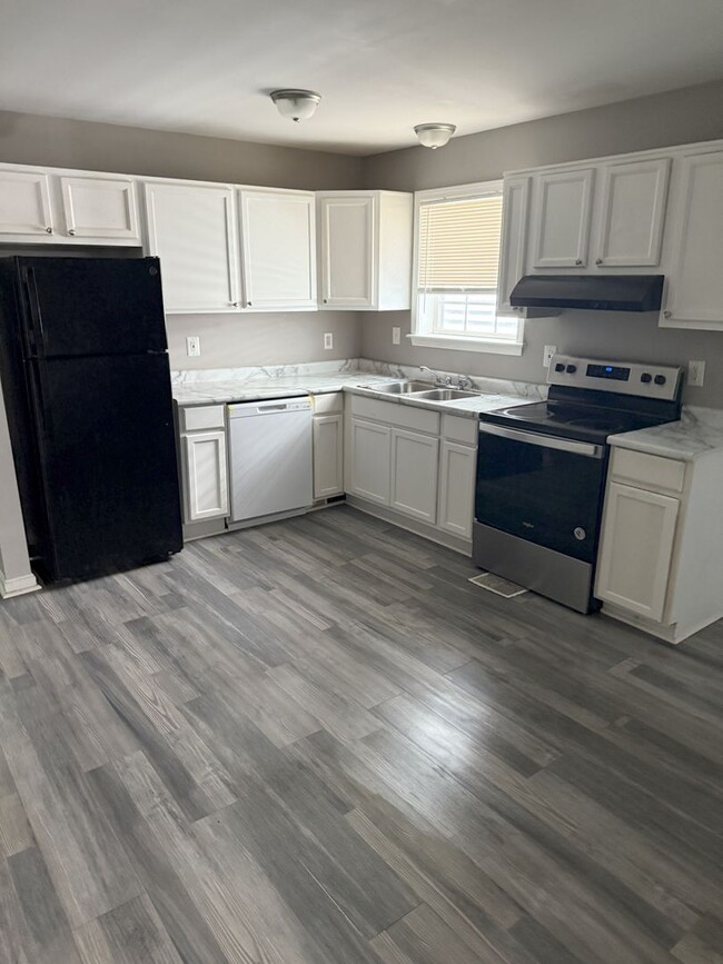 Building Photo - 4BR/ 1.5 bath House