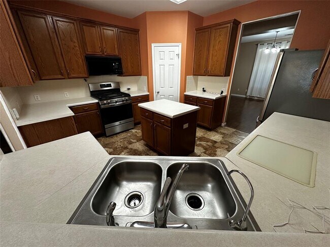 Building Photo - 1041 Disraeli Cir