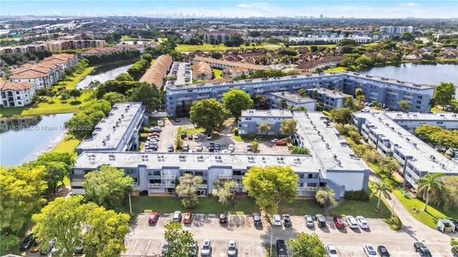 Building Photo - 9373 Fontainebleau Blvd