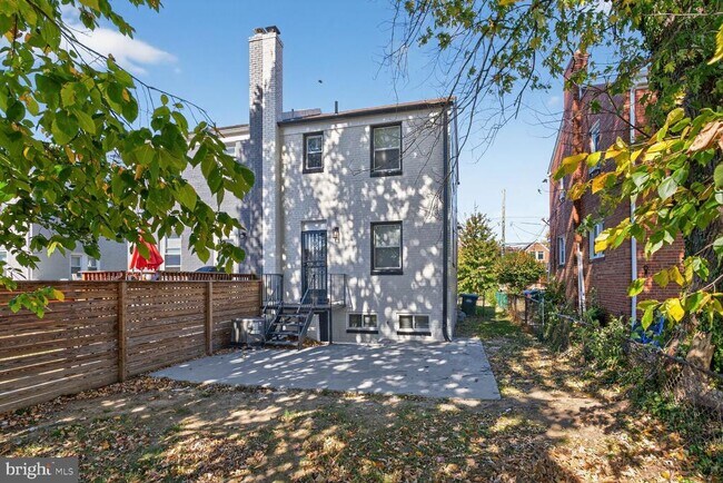 Building Photo - 1109 Congress St SE