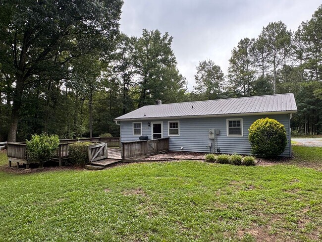 Building Photo - 3 Bed, 1 Bath Home located out in the country!