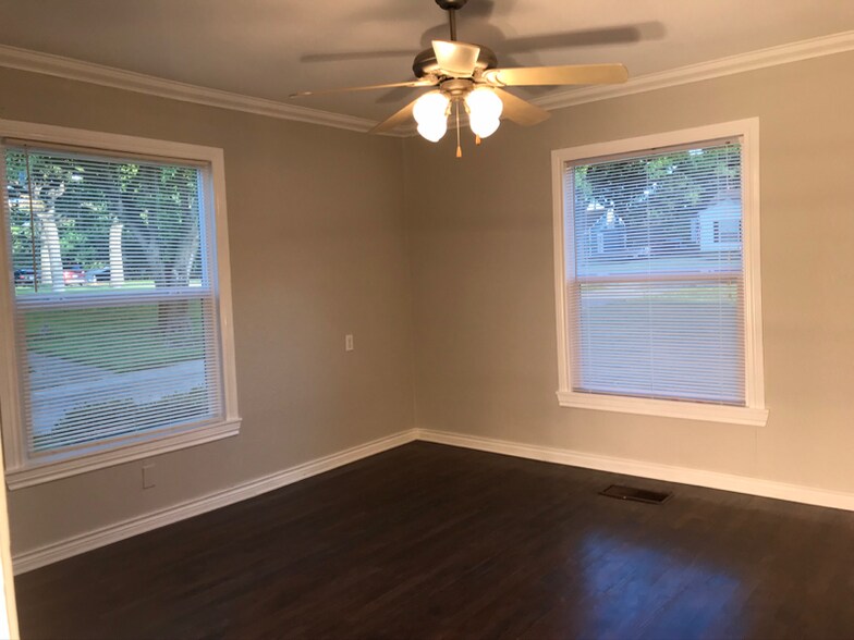 Building Photo - 2129 W Lotus Ave