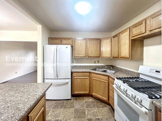 Building Photo - 808 S Sheridan Ave