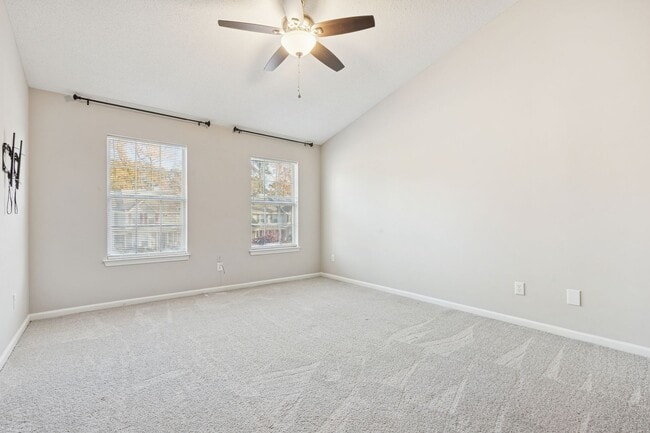 Building Photo - Hampton Townhouse-Move in Quick