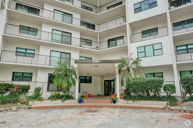 Building Photo - 900 River Reach Dr