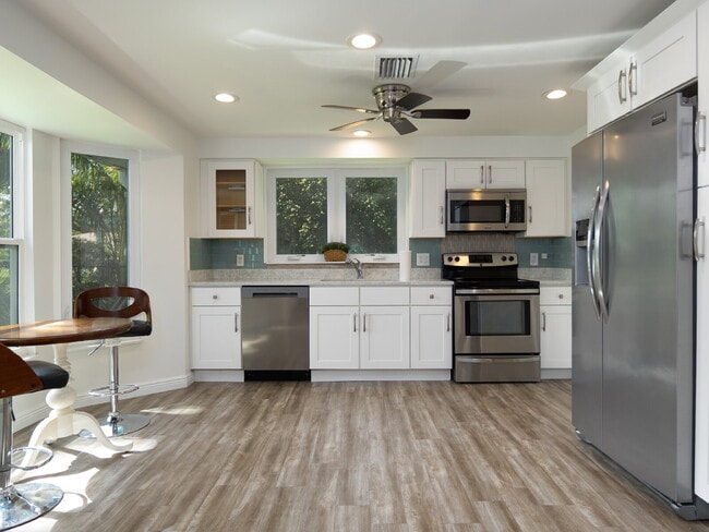 Building Photo - Living Across from Sarasota Bay 3BR/2.5BA Home Minutes to Downtown – Yardwork Included