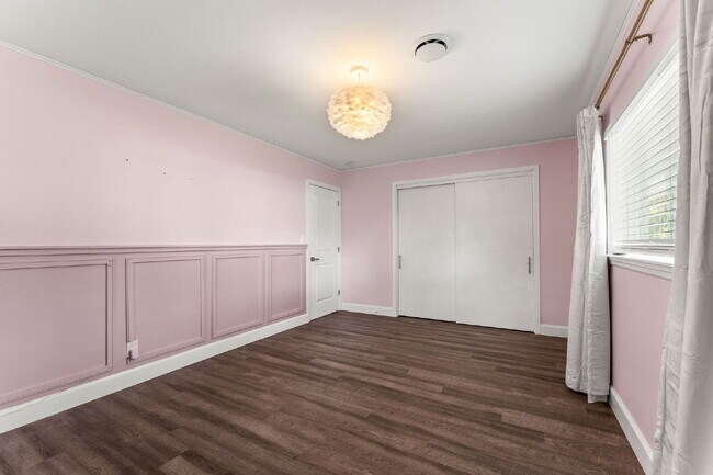 Building Photo - Charming 4-Bed with 2 Full Baths and Large...