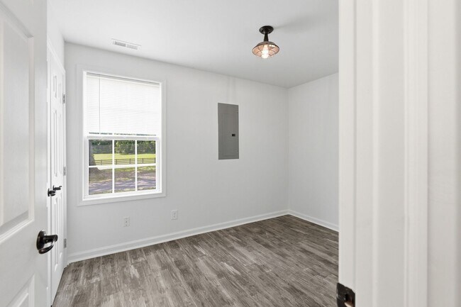 Building Photo - Charming Updated Home with Expansive Yard in Joelton!