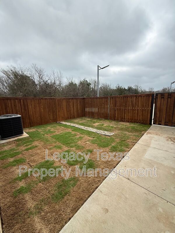 Building Photo - 910 Fuller Ave