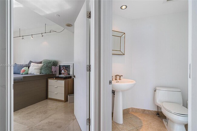 Building Photo - 1331 Brickell Bay Dr