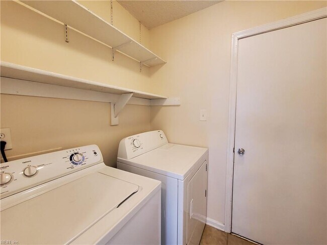 Building Photo - 833 Quesnel Dr