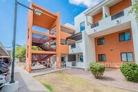 Building Photo - 1005 E 8th St