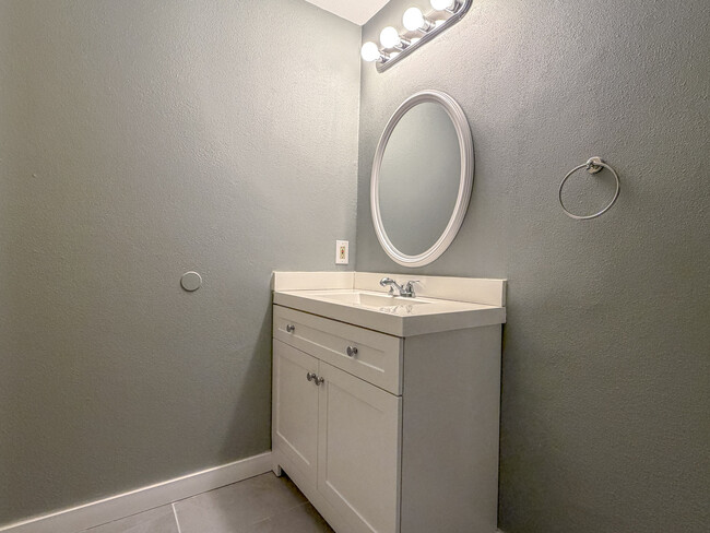 Building Photo - 975 Aberdeen Ave NE