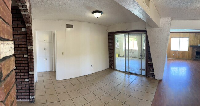 Building Photo - 3 Bedroom / 2 Bathroom Pool Home In Hemet