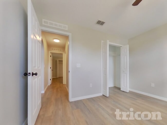 Building Photo - 864 Vanderbilt Dr