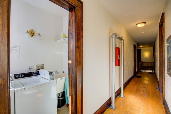 Building Photo - 1253 Williamson St