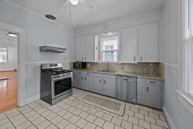Building Photo - Incredibly Well Maintained & Beautiful Hom...