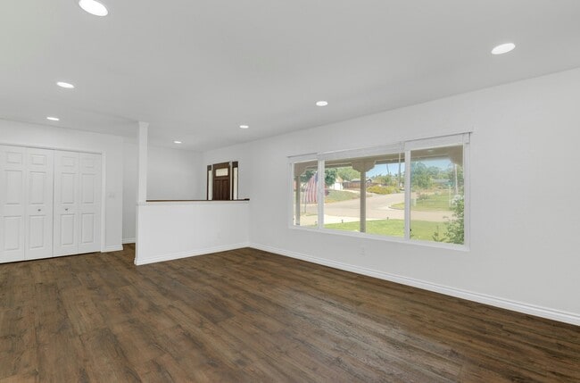 Building Photo - 1531 Sundale Rd