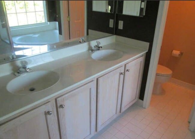 Building Photo - Beautiful 3 Bed 2 Bath 2 Half Bath Brick T...